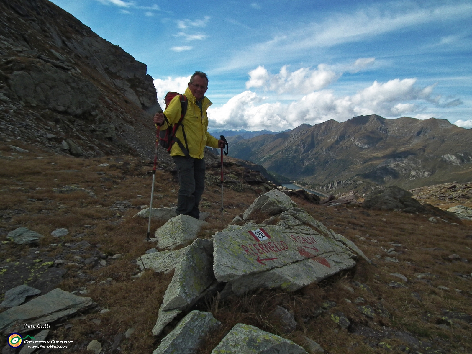 50 Passo del Portulino (2305 m.) con vista verso la conca del Calvi....JPG